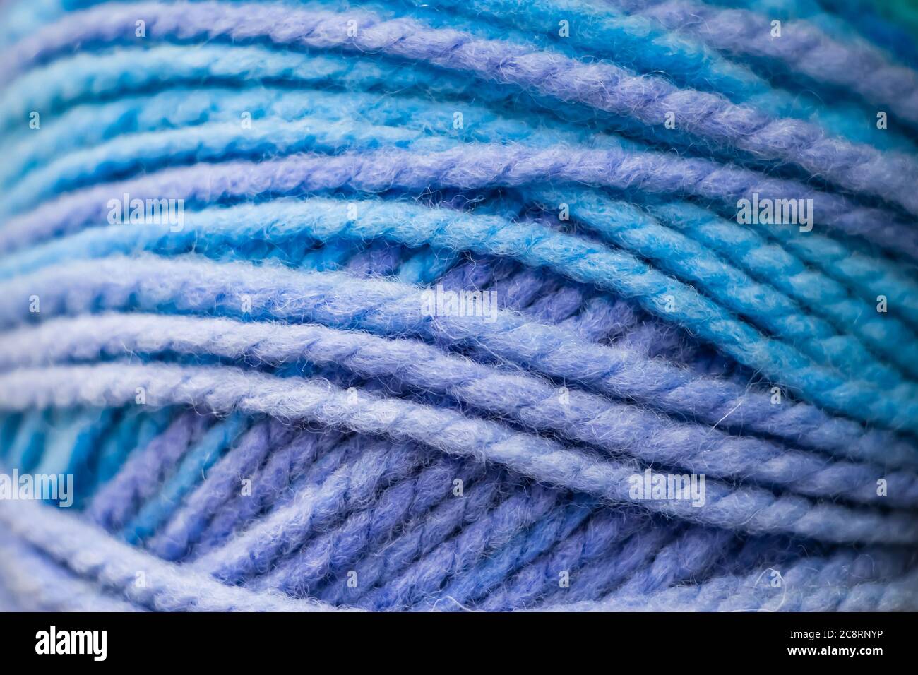 Textur aus blauen weichen Wollfäden für das Stricken in Nahaufnahme. Stockfoto