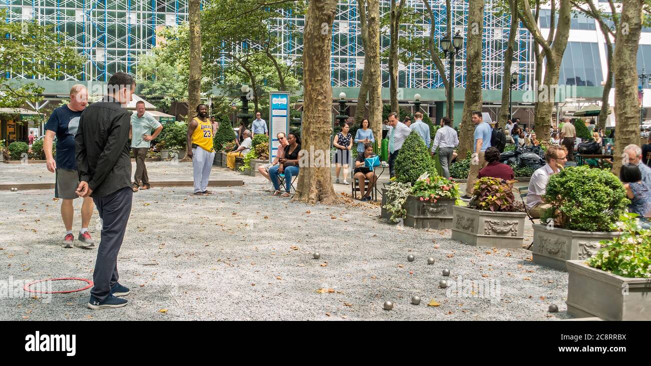 Boule oder Petanque spielen in Bryant Park Manhattan, NYC, New York, USA Stockfoto