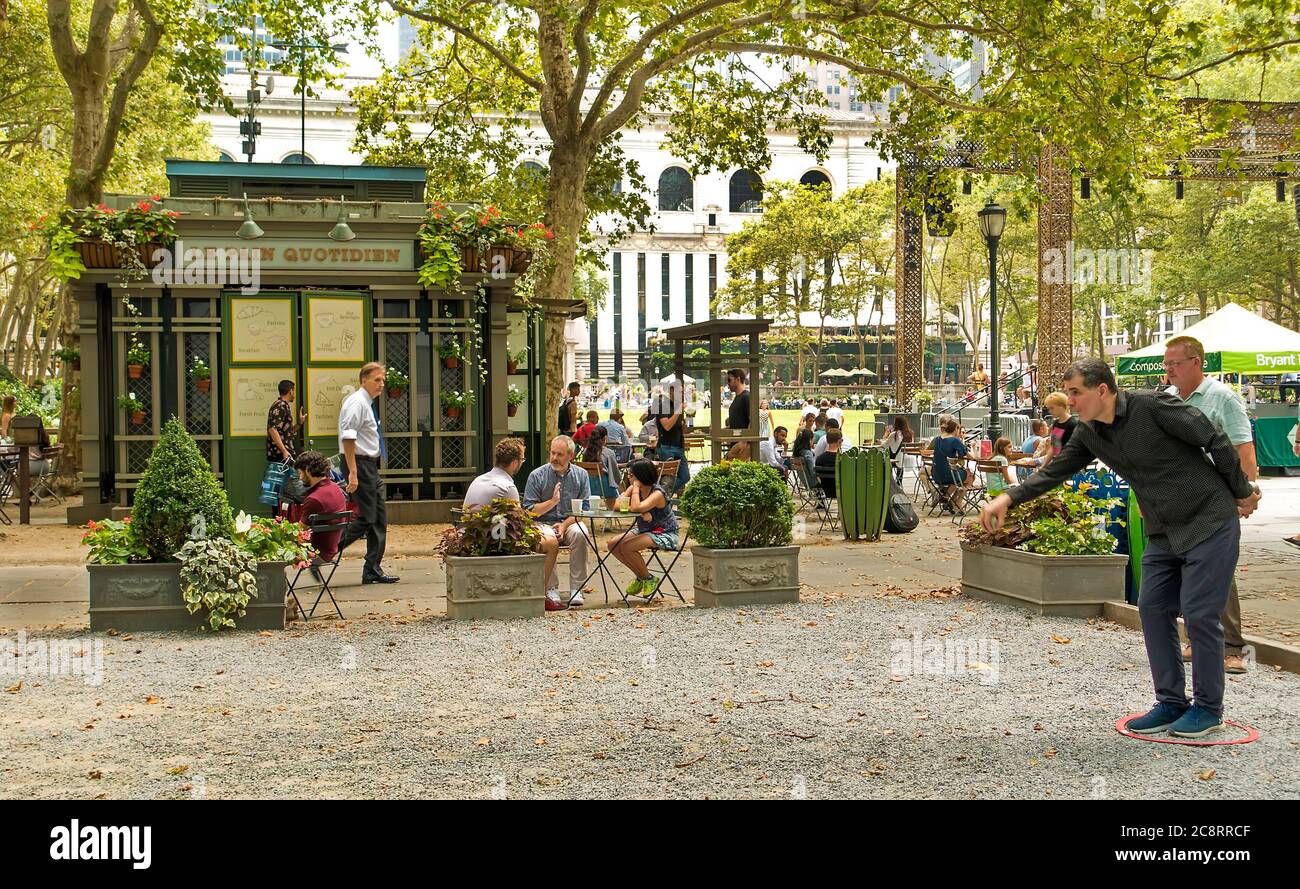 Boule oder Petanque spielen in Bryant Park Manhattan, NYC, New York, USA Stockfoto