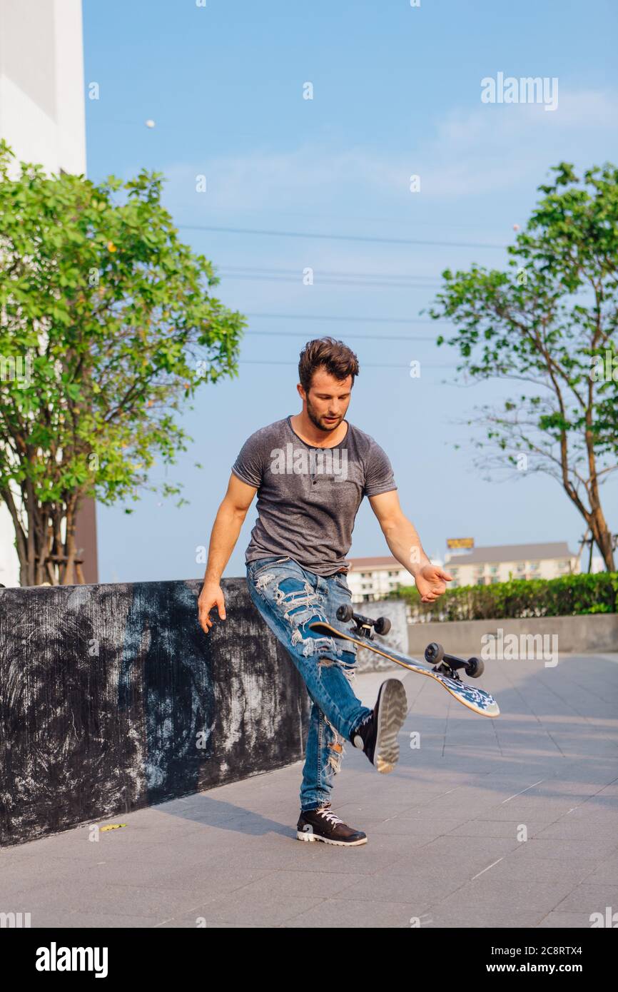 Skateboarder macht einen Skateboard-Trick auf der Straße Stockfoto