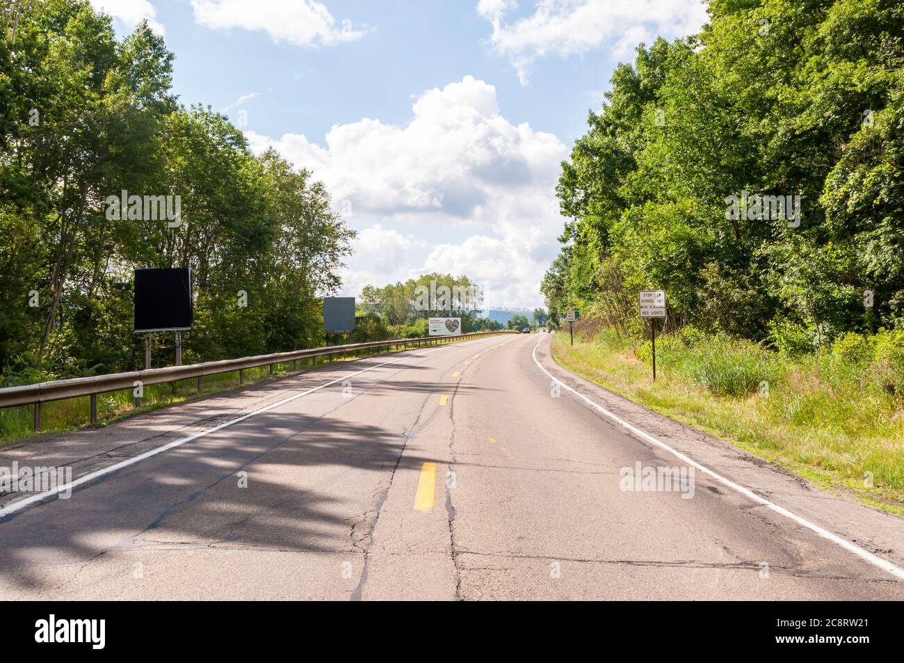 State Route 62 Süden kommend in Pennsylvania von New York an einem sonnigen Sommertag. 62 ist die einzige Autobahn, die von Kanada nach Mexiko führt Stockfoto