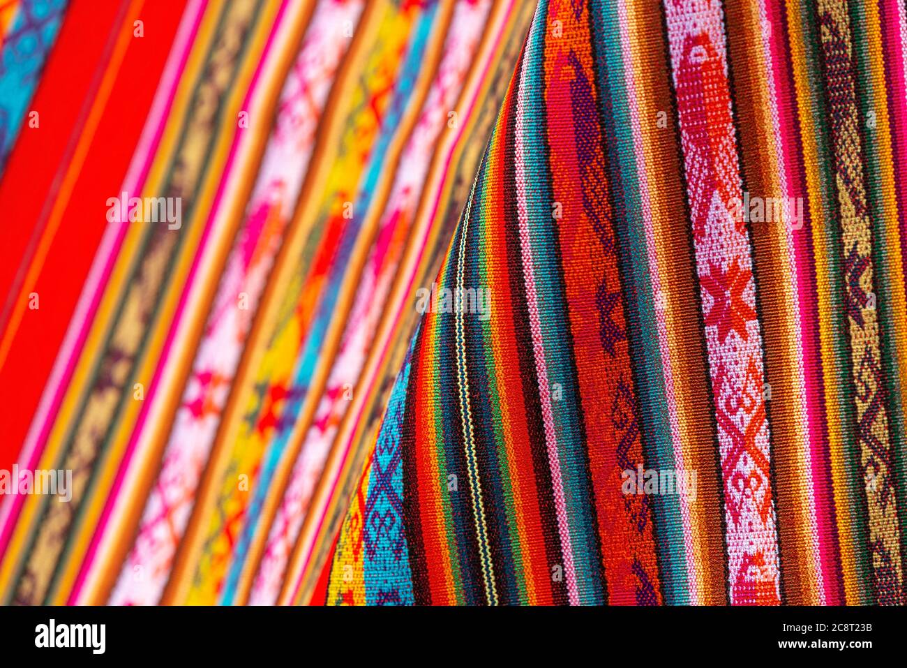 Bunte traditionelle Textilien in den Anden sonntagsmarkt von Otavalo, nördlich von Quito, Ecuador. Stockfoto