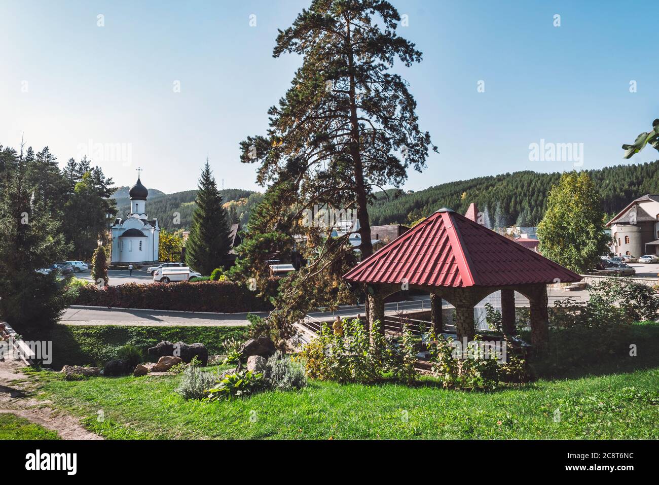 Pavillon für Sommerferien im Wald in der Kurstadt Belokuricha Altai-Region. Stockfoto