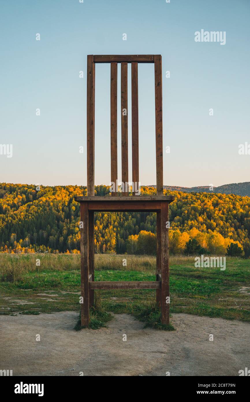 Ein großer Holzschnitt schönen Stuhl als Attraktion Wald Königin Märchen Thron steht in Holz. Keine Menschen im Freien. Natürlicher Hintergrund. Tourist Stockfoto