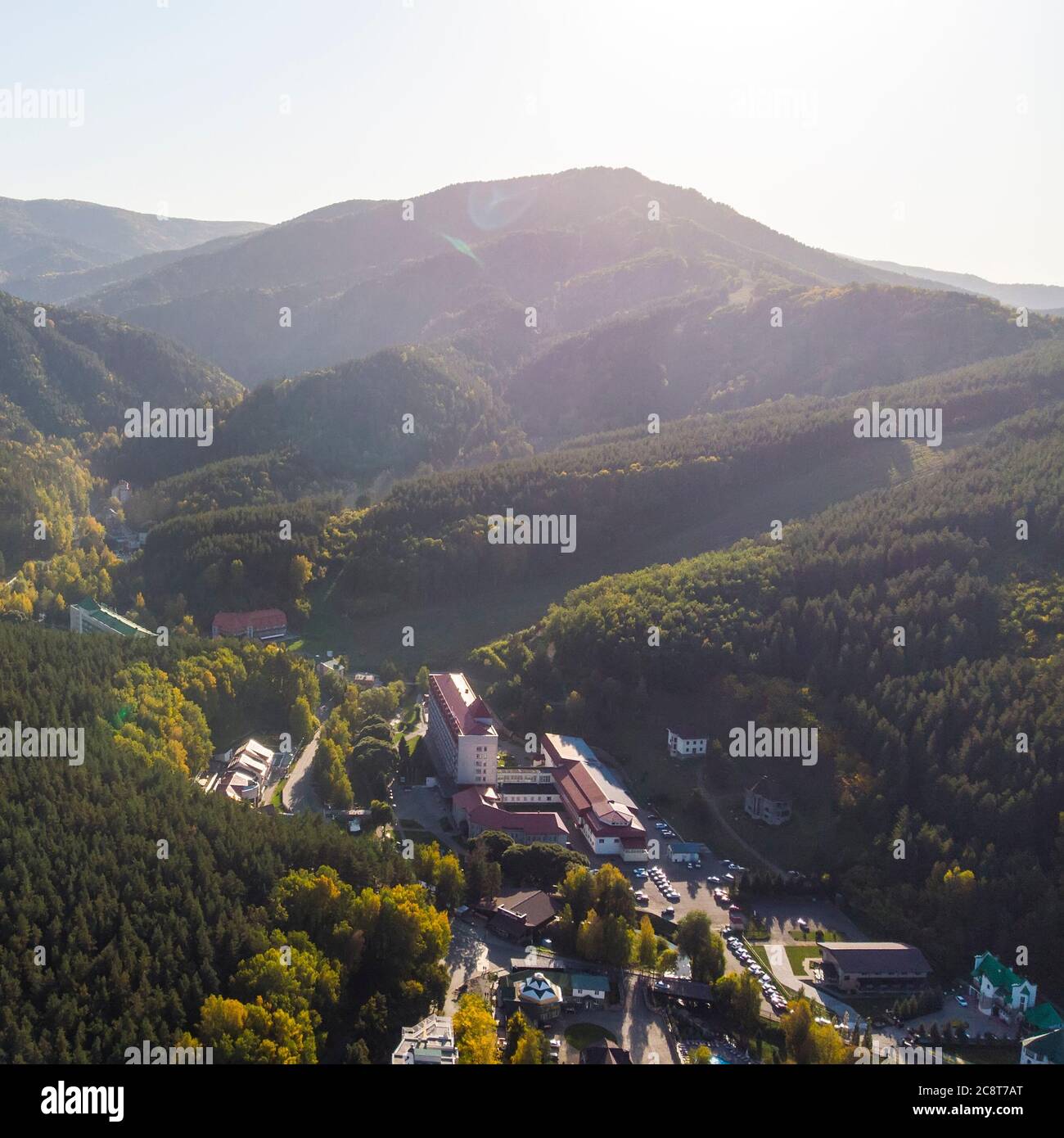 Luftaufnahme einer kleinen Stadt im Altai-Gebiet. Blick von oben auf den Ferienort Belokuricha. Vogelperspektive auf die Häuser zwischen den Wäldern auf der Stockfoto