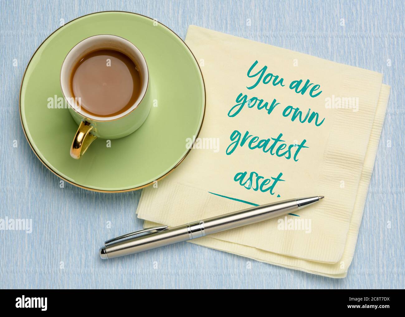 Sie sind Ihr eigenes größtes Kapital inspirierende Note - Handschrift auf einer Serviette mit einer Tasse Kaffee, Geschäft, Ausbildung und persönliche Entwicklung concep Stockfoto
