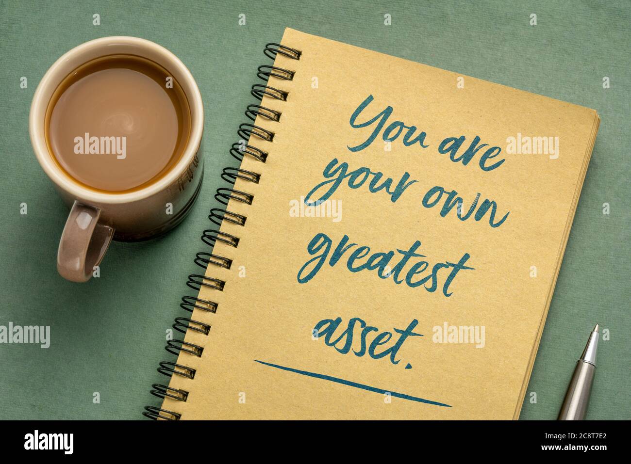 Sie sind Ihr eigenes größtes Kapital inspirierende Note - Handschrift in einem Spiralskizzenbuch mit einer Tasse Kaffee, Geschäft, Ausbildung und persönliche Entwicklung Stockfoto
