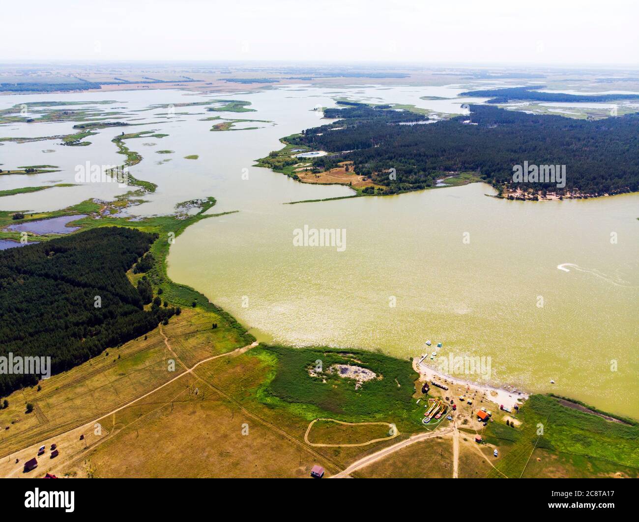 Draufsicht auf die Salzseen im Altai-Gebiet. Das Dorf Zavyalovo. Stockfoto