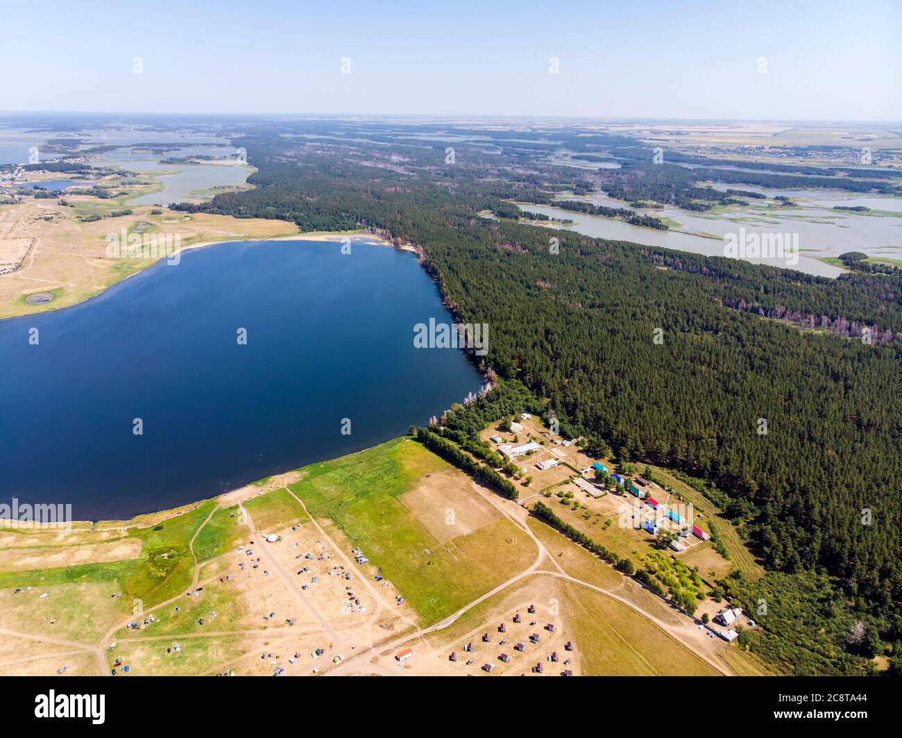 Draufsicht auf die Salzseen im Altai-Gebiet. Das Dorf Zavyalovo. Stockfoto