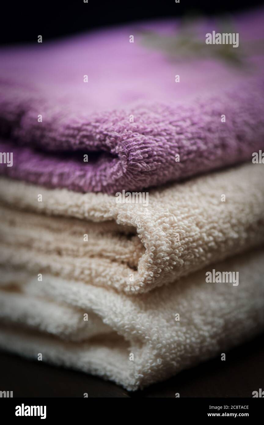Handtücher auf dunklem Holzhintergrund. Spa-Produkte Stockfoto