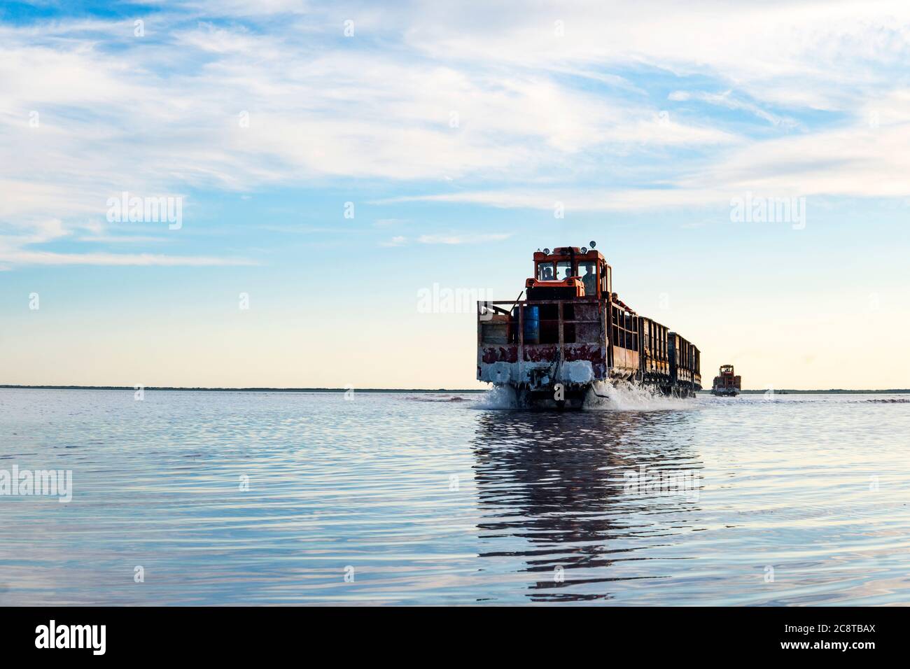 Zug fährt vom Wasser. Abgebaut Salz in Lake Burlin. Altai. Russland. Bursolith. Alte Zugfahrten auf der im Wasser durch den Salzsee gelegten Bahn. Stockfoto