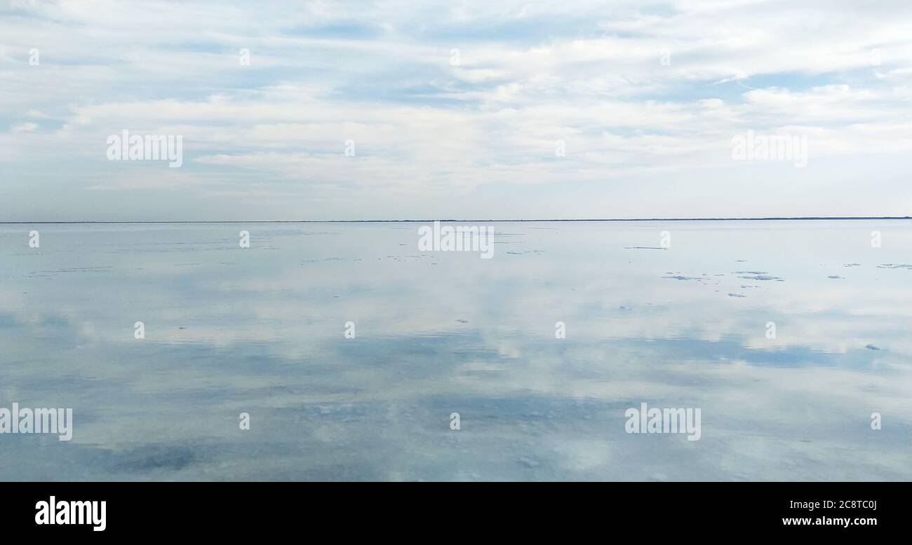 Perfekte Reflexion in der Salar de Uyuni, Uyuni Salzebenen in Bolivien, die unglaubliche spiegelglatten See in Südamerika Stockfoto
