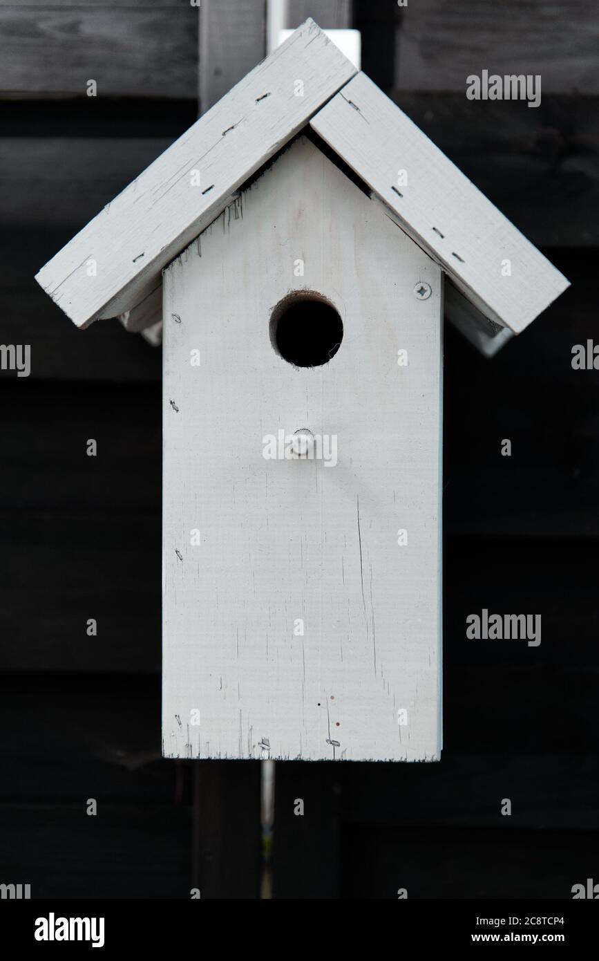 White Bird Booth (Vogelhaus) - eine Gartendekoration Stockfoto