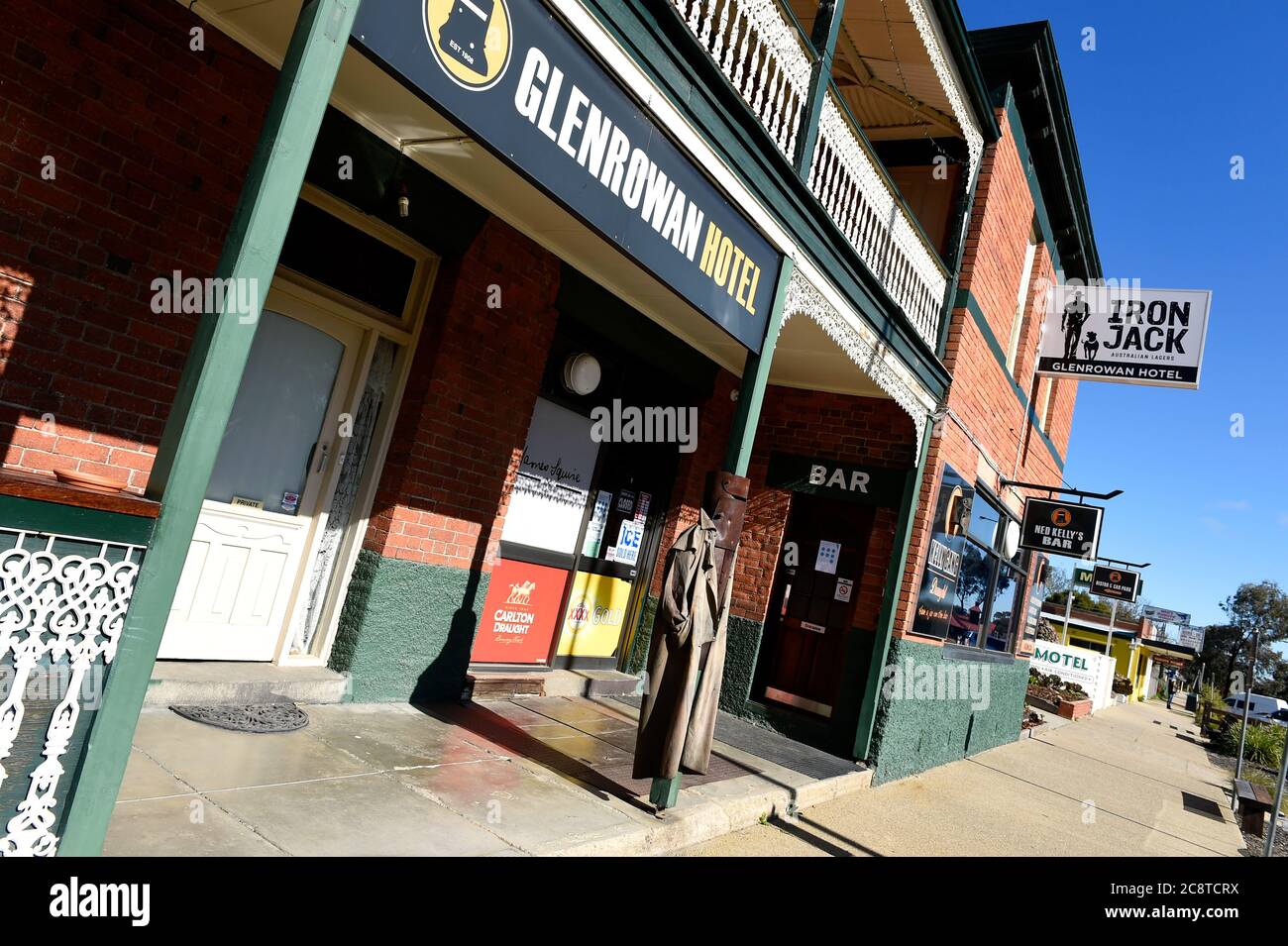 Glenrower, Victoria. Eine Ned Kelly Statue steht Wache am Eingang zur Bar des Glenrower Hotels in Gladstone Street, Glenrower. Stockfoto