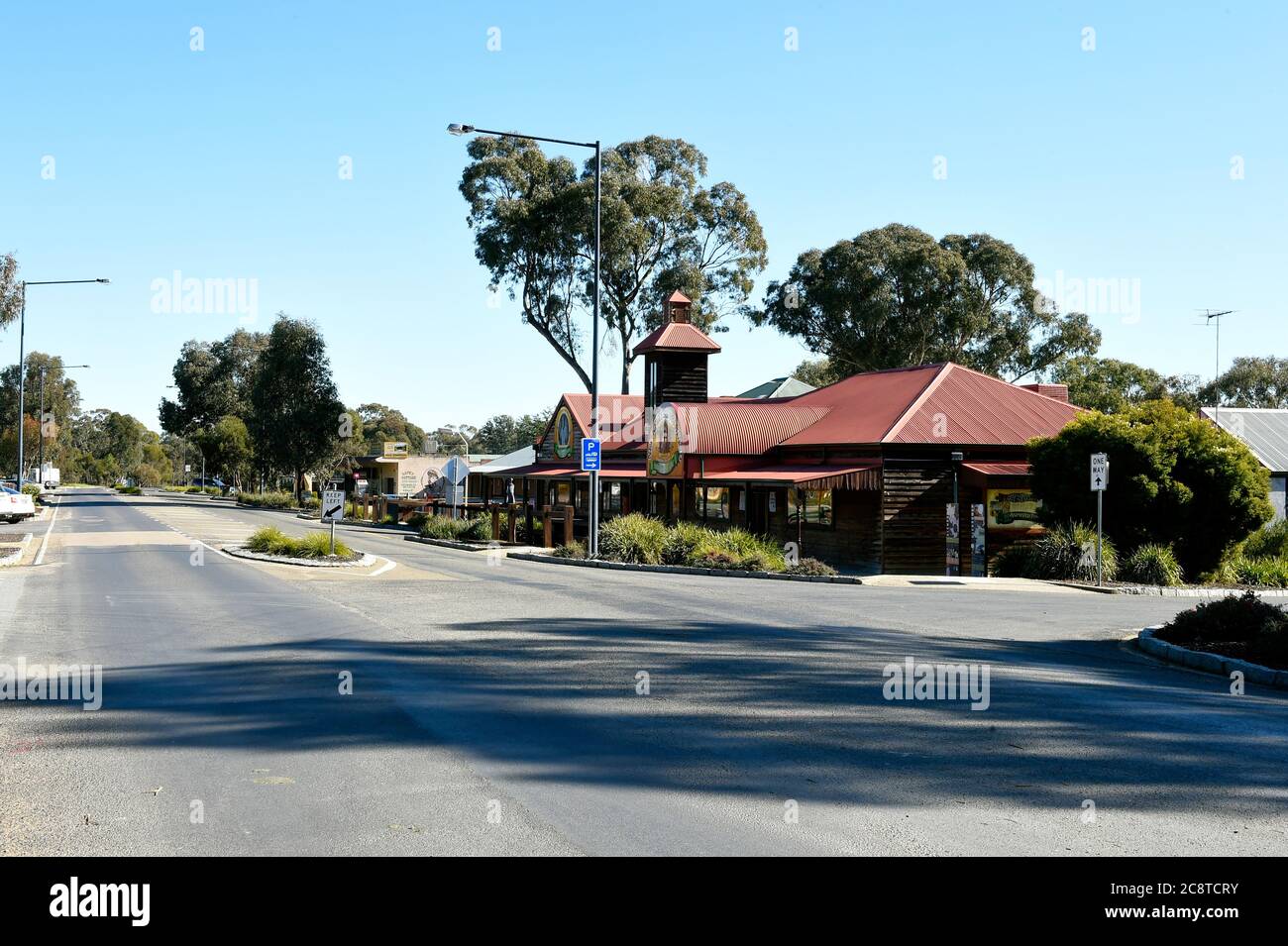 Glenrower, Victoria. Der Blick entlang der Gladstone Street in Glenrower mit der Touristenattraktion 'Ned Kelly's Last Stand' im Vordergrund. Stockfoto
