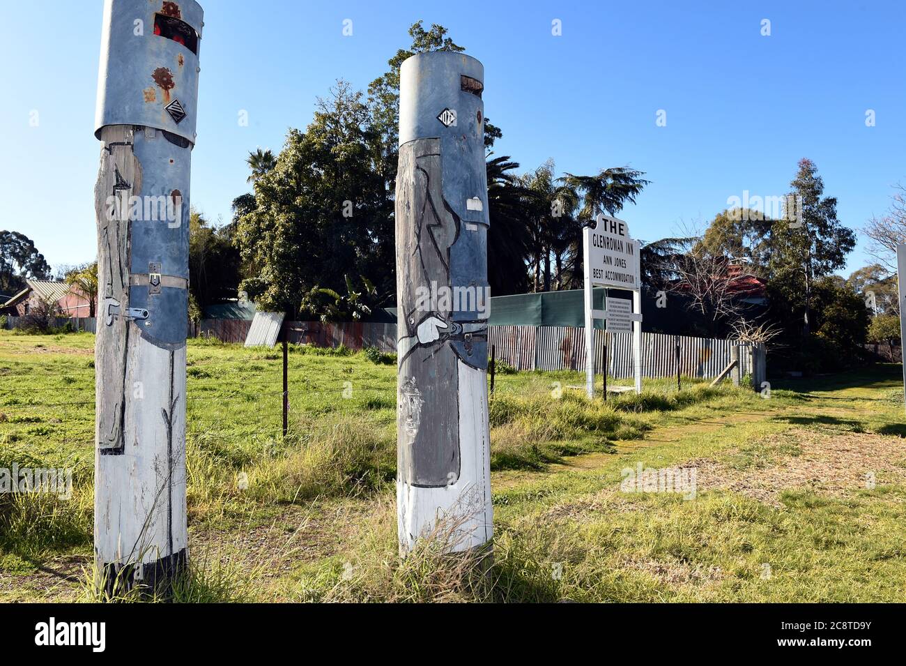 Glenrower, Victoria. Bemalte Holzstatuen stellen die Position dar, an der ein Mitglied der Victoria Police während der Schießerei mit dem Buschranger Ned Kelly stand Stockfoto