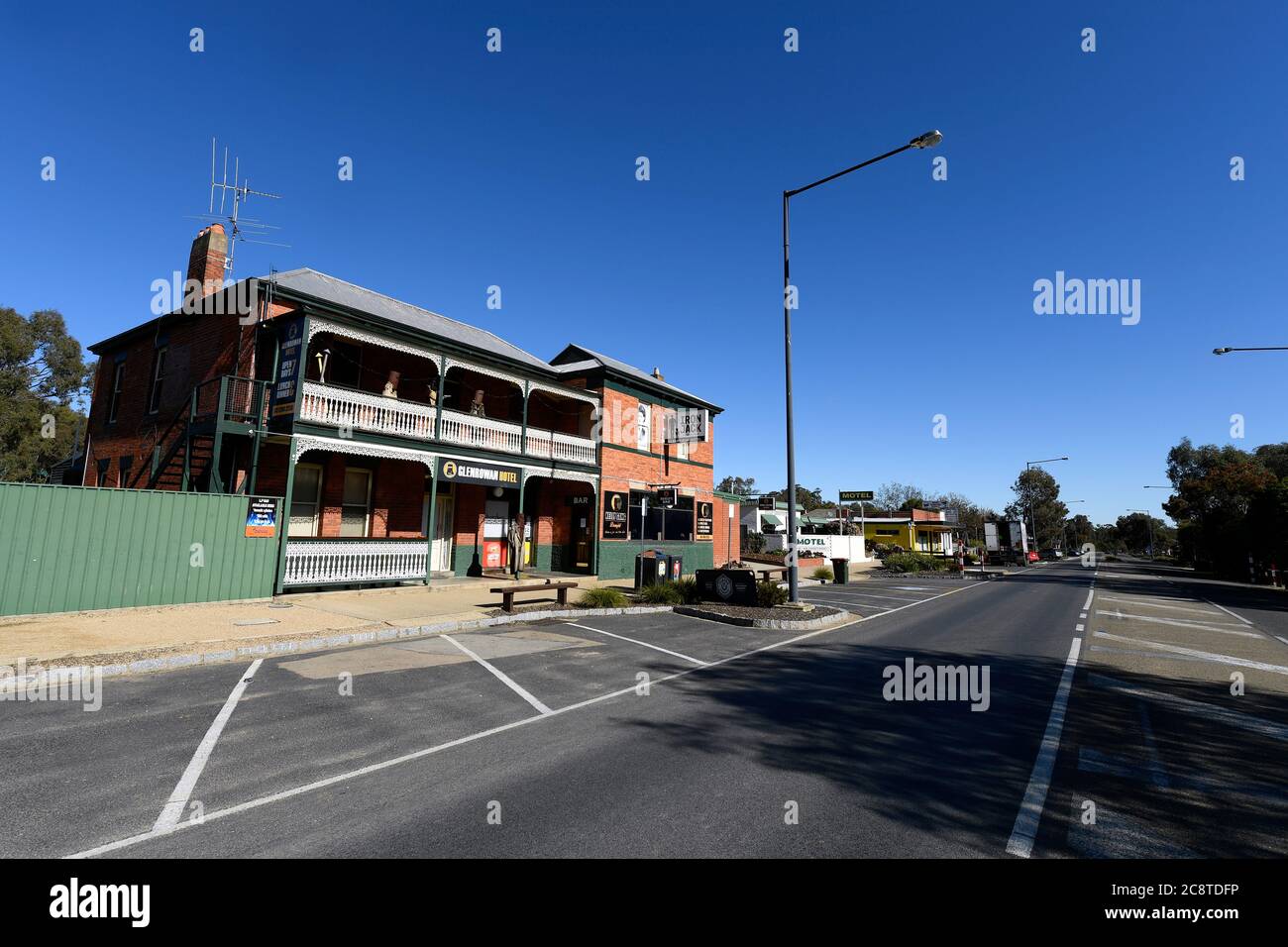 Glenrower, Victoria. Das Glenrower Hotel und Blick entlang der Gladstone Street in Glenrower Stockfoto