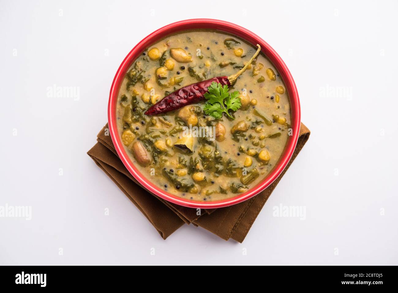 Gesundes Dal Palak oder gelber Toor Spinat Daal Rezept auch als Patal Bhaji in Indien bekannt, in einer Schüssel serviert Stockfoto