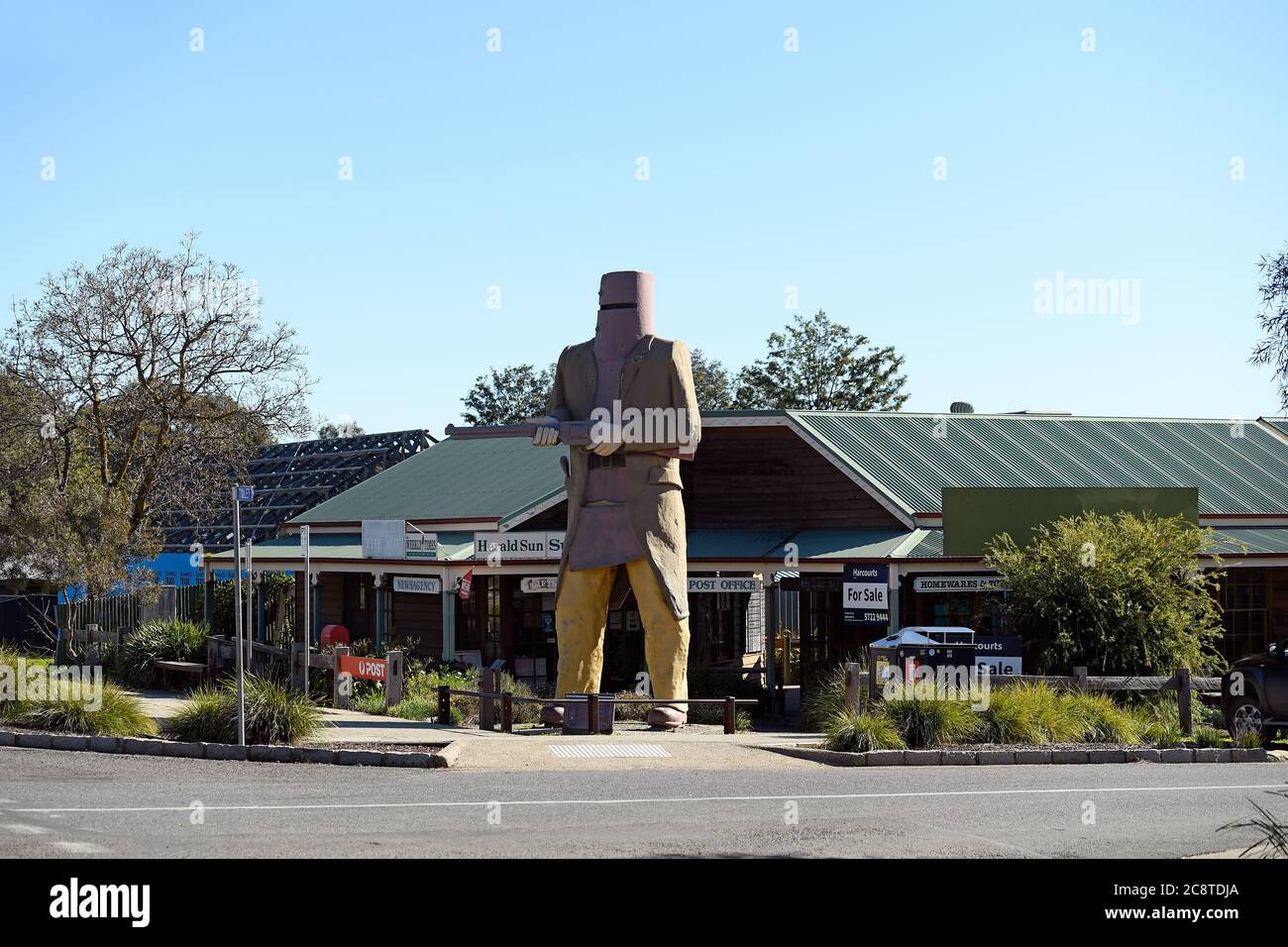 Glenrower, Victoria. Der 'Big Ned Kelly', eine 6 Meter hohe Statue des australischen Buschrangers Ned Kelly, dargestellt, als er gefangen genommen wurde. Stockfoto