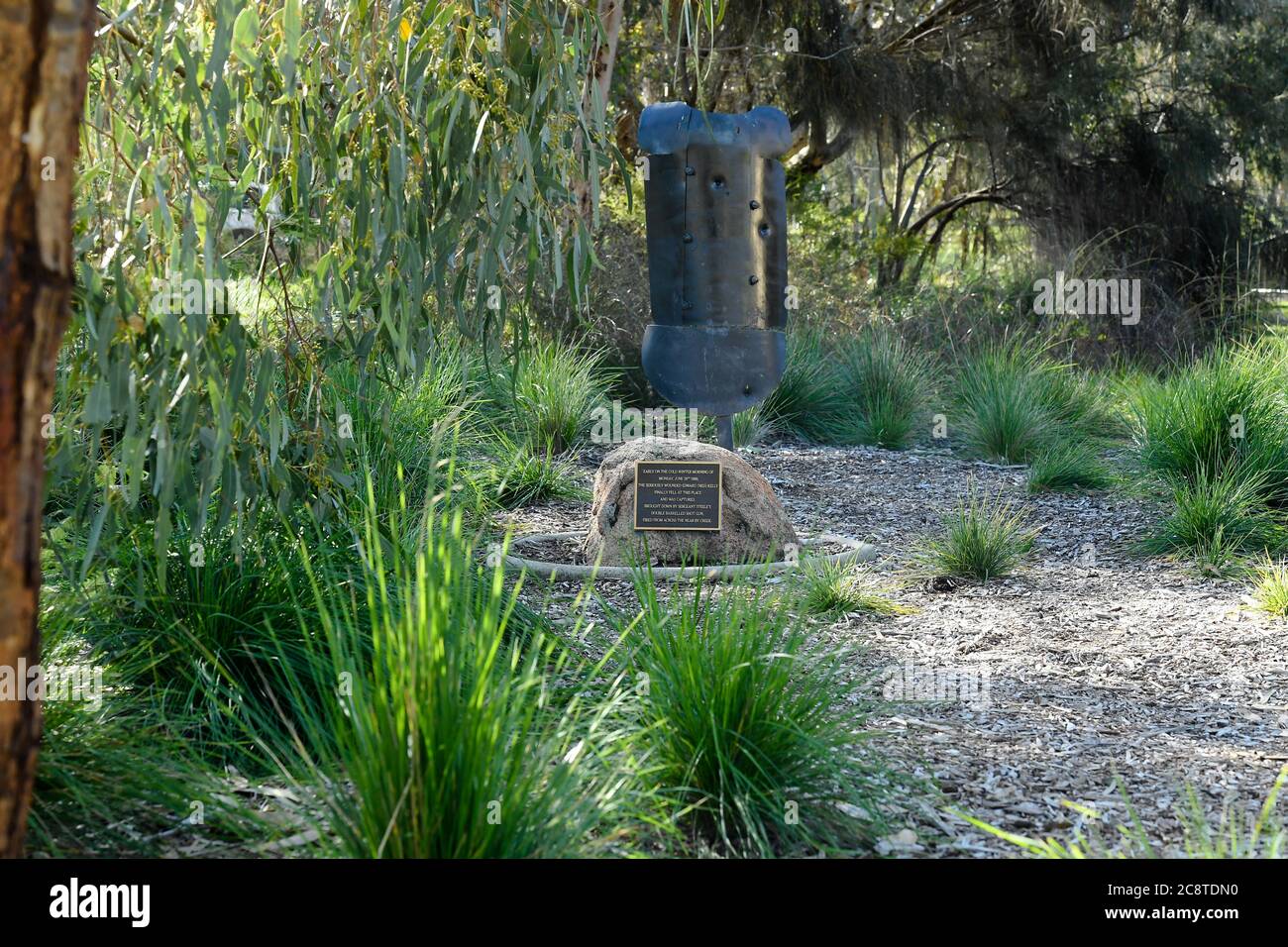 Glenrower, Victoria. Ein steinerner Sockel mit Messingtafel und eine Replik von Ned Kellys Rüstung markiert den Ort, an dem der berühmte australische Outlaw-Buschranger steht Stockfoto