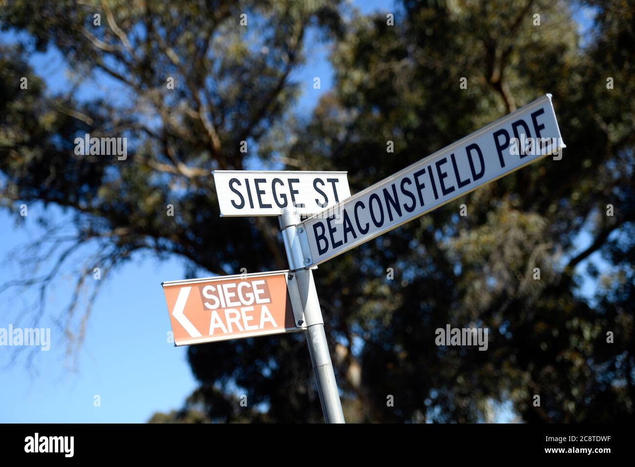 Das Straßenschild zeigt auf die Siege Street, wo die berühmte Ned Kelly Schlacht mit der Polizei in Glenrower, Victoria, Australien, ausgetragen wurde Stockfoto