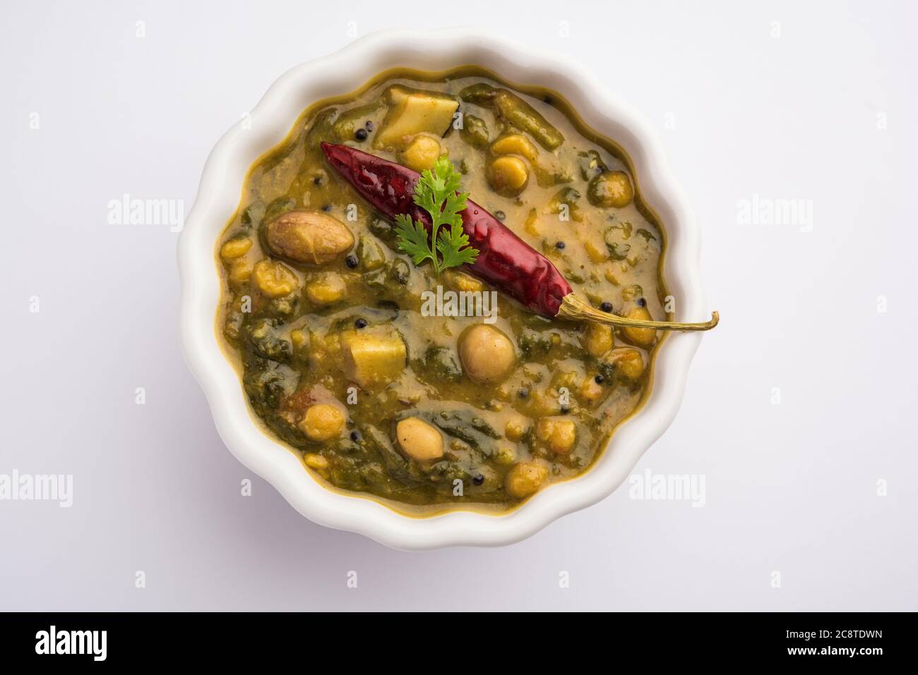 Gesundes Dal Palak oder gelber Toor Spinat Daal Rezept auch als Patal Bhaji in Indien bekannt, in einer Schüssel serviert Stockfoto