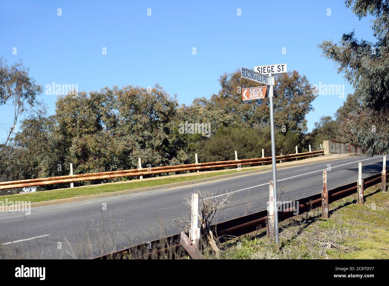 Das Straßenschild zeigt auf die Siege Street, wo die berühmte Ned Kelly Schlacht mit der Polizei in Glenrower, Victoria, Australien, ausgetragen wurde Stockfoto