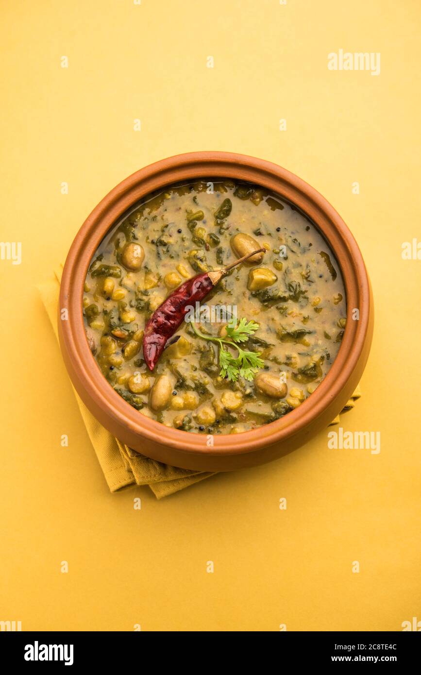 Gesundes Dal Palak oder gelber Toor Spinat Daal Rezept auch als Patal Bhaji in Indien bekannt, in einer Schüssel serviert Stockfoto