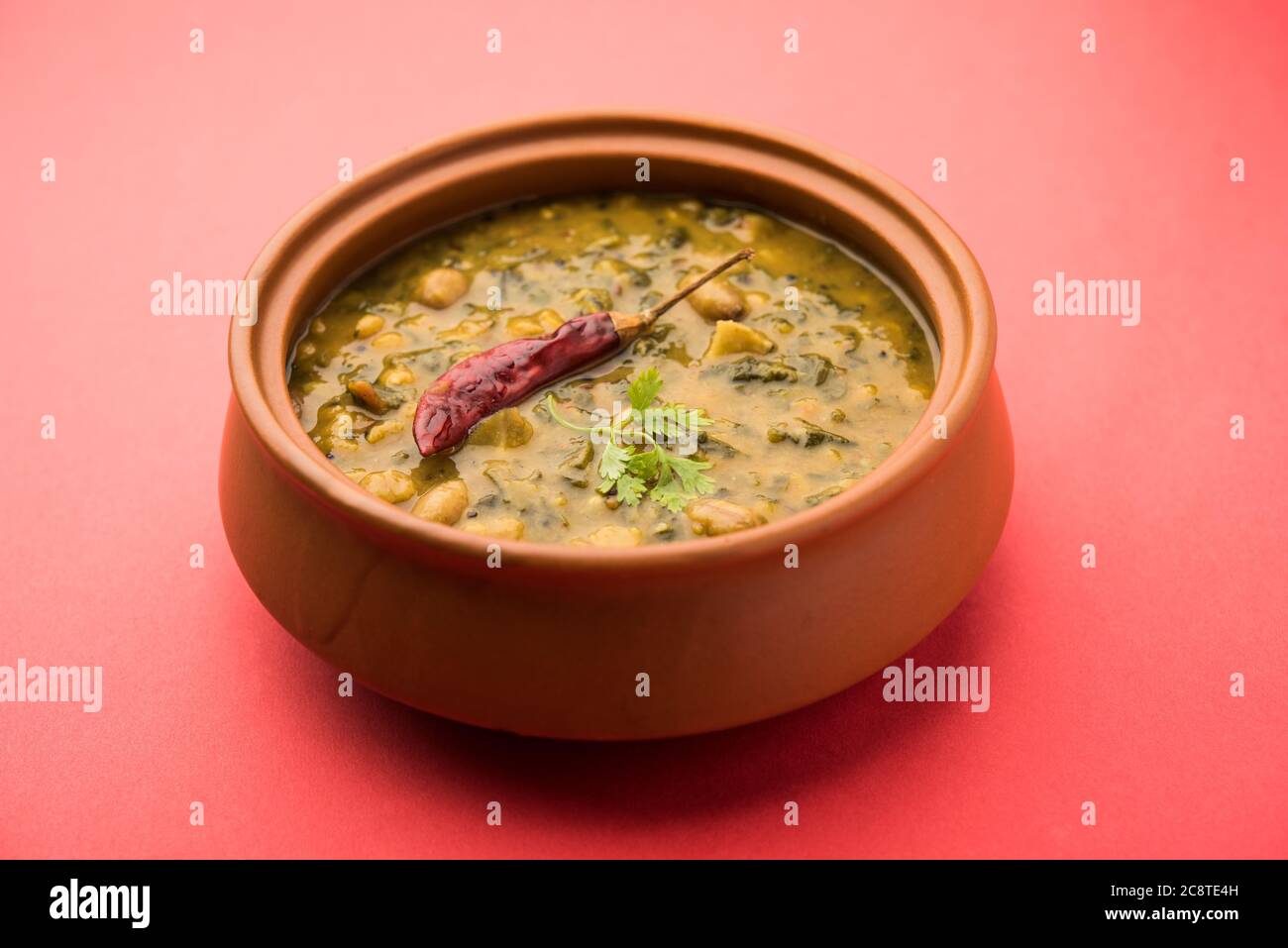 Gesundes Dal Palak oder gelber Toor Spinat Daal Rezept auch als Patal Bhaji in Indien bekannt, in einer Schüssel serviert Stockfoto