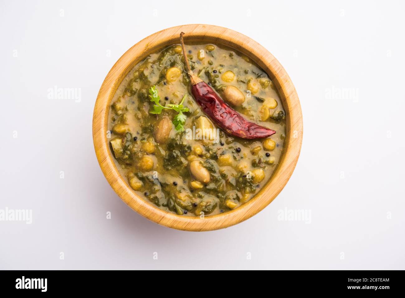 Gesundes Dal Palak oder gelber Toor Spinat Daal Rezept auch als Patal Bhaji in Indien bekannt, in einer Schüssel serviert Stockfoto