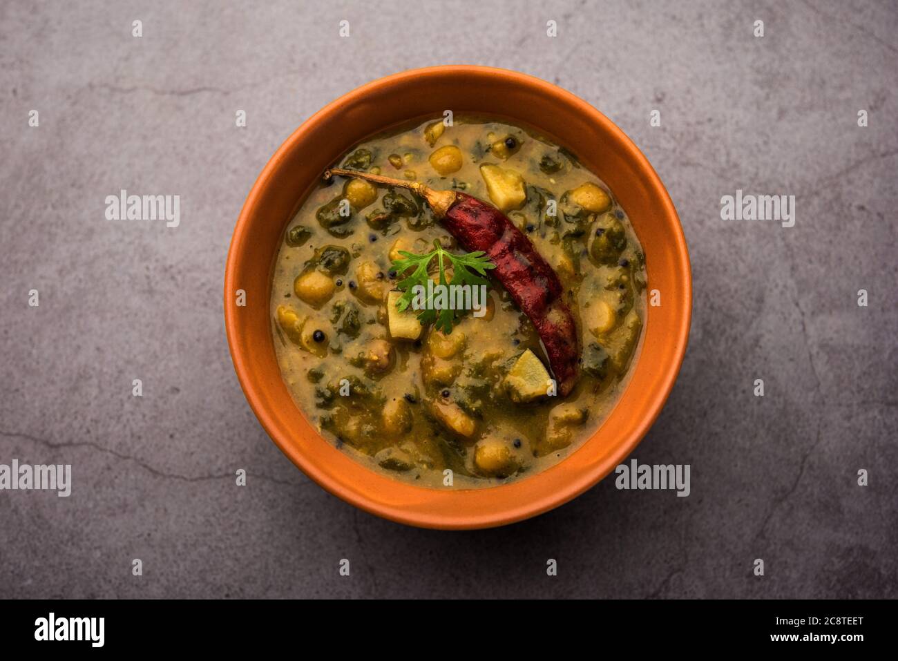 Gesundes Dal Palak oder gelber Toor Spinat Daal Rezept auch als Patal Bhaji in Indien bekannt, in einer Schüssel serviert Stockfoto