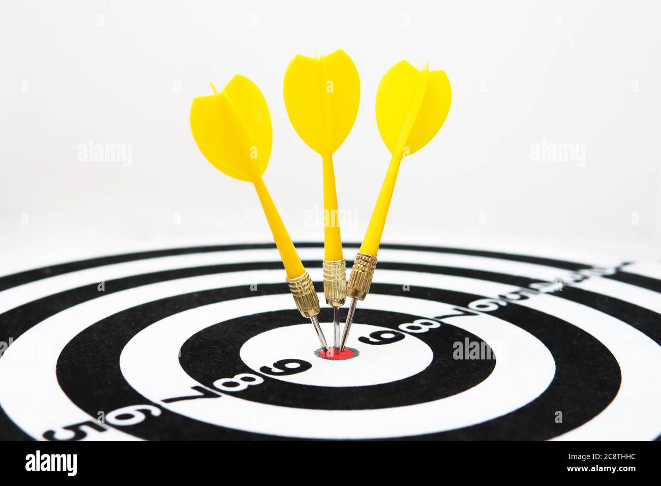 Nahaufnahme einer Dartscheibe. Darts Pfeil fehlt das Ziel auf einem Dartbrett während des Spiels. Stockfoto