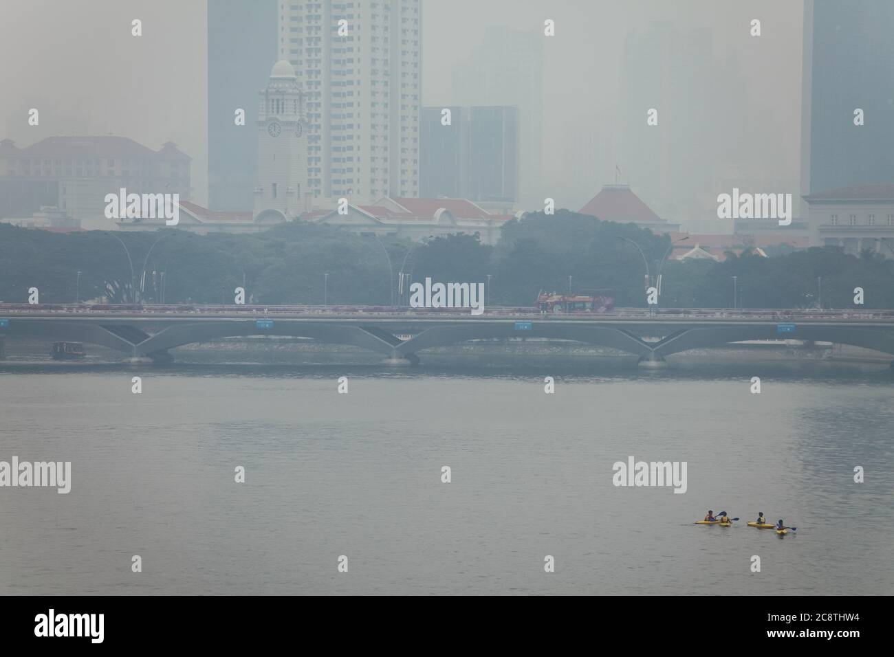 Vier Studenten Kanu auf dem Wasser während der Dunst Verschmutzung, können die Luftpartikel Gesundheitsrisiko für die Menschen in der Stadt verursachen. Singapur, Südostasien, Stockfoto