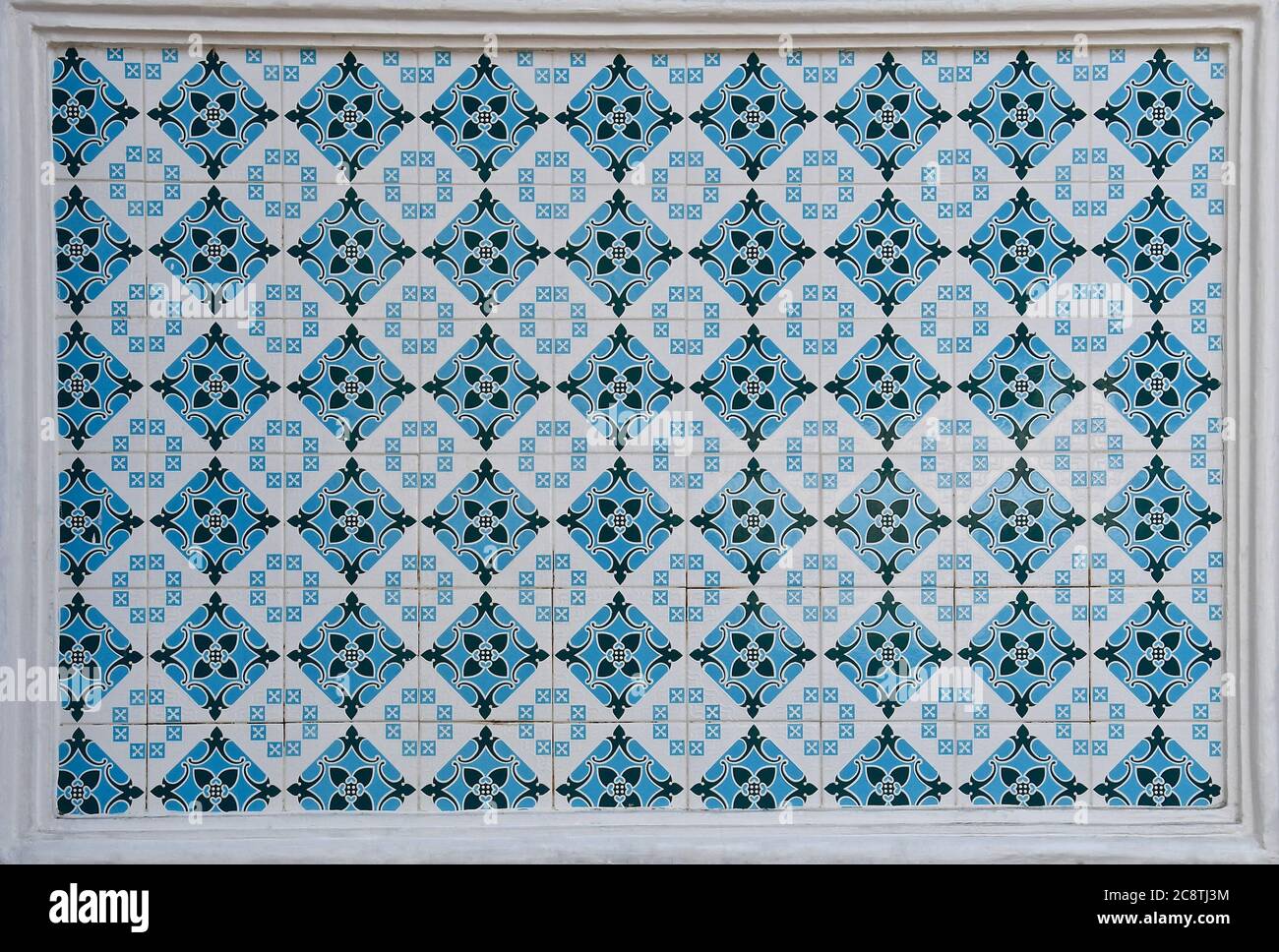 Blau und weiß geometrisch gemustertes Fliesenmosaik, typisch für die Fassaden der traditionellen chinesischen Geschäftshäuser in Peranakan in Südostasien. Stockfoto