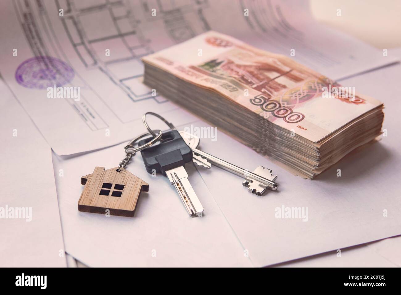 Hypothek Bank Darlehen für den Kauf von Immobilien. Große Summe von russischem Geld und die Schlüssel sind auf dem Plan der Wohnung. Zeit zum Kauf Stockfoto