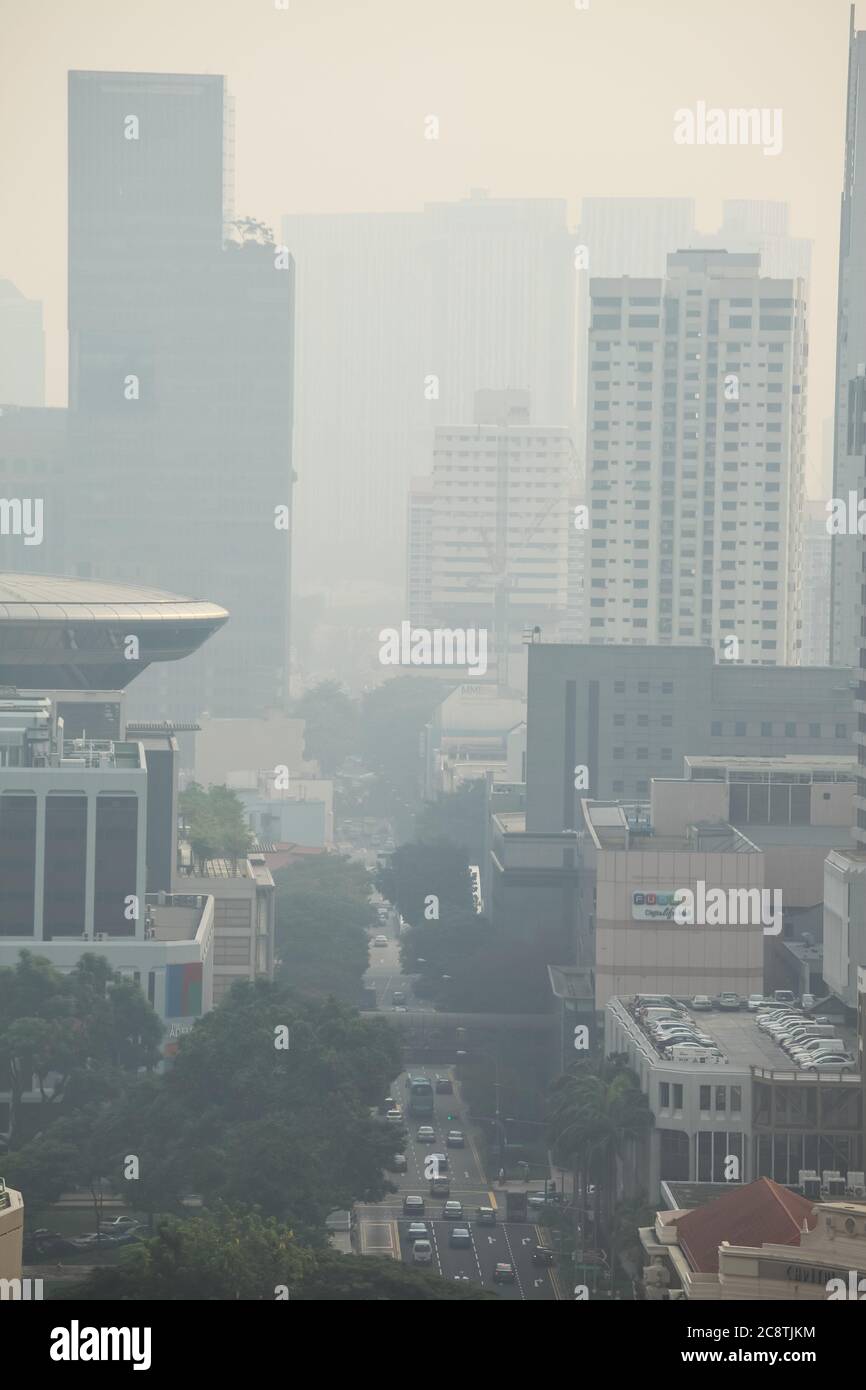 Haze Verschmutzung zeigte schlechte visuelle Sicht von Rathaus zu Chinatown Bereich Singapur, Südostasien, Stockfoto