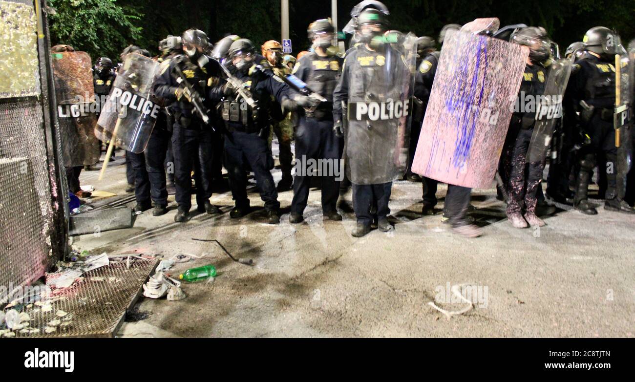 Portland, Oregon, USA. Juli 2020. Die rechtlichen Beobachter der ACLU beobachten die Polizei von Portland, wie sie die Proteste als Aufruhr und rechtswidrige Versammlung erklären, da die Proteste in ihrer Größe und Gewalt zunehmen, da Demonstranten gegen US-Zoll- und Grenzschutzagenten in US-Militäruniform wüten, die von Präsident Donald Trump geschickt wurden, der ihr Gerichtsgebäude übernimmt. Sie wenden ihre Waffen gegen die Massen und dringen in ihre Stadt ein, während sie gegen die Brutalität der Polizei gegen Afroamerikaner protestieren. Quelle: Amy Katz/ZUMA Wire/Alamy Live News Stockfoto Portland, Oregon, USA. Juli 2020. Die rechtlichen Beobachter der ACLU beobachten die Polizei von Portland, wie sie die Proteste als Aufruhr und rechtswidrige Versammlung erklären, da die Proteste in ihrer Größe und Gewalt zunehmen, da Demonstranten gegen US-Zoll- und Grenzschutzagenten in US-Militäruniform wüten, die von Präsident Donald Trump geschickt wurden, der ihr Gerichtsgebäude übernimmt. Sie wenden ihre Waffen gegen die Massen und dringen in ihre Stadt ein, während sie gegen die Brutalität der Polizei gegen Afroamerikaner protestieren. Quelle: Amy Katz/ZUMA Wire/Alamy Live News Stockfoto