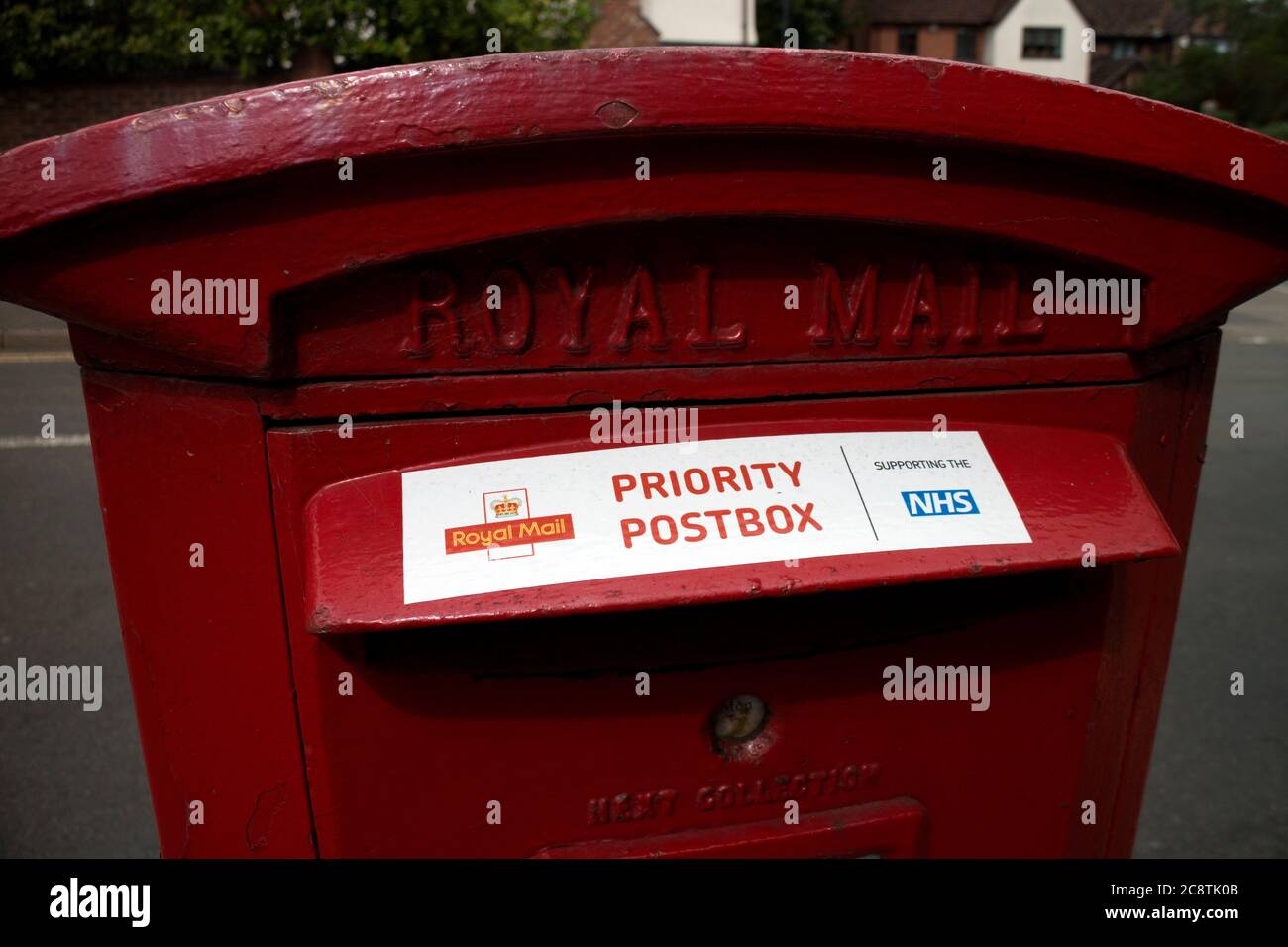 Royal Mail-Prioritätspostbox während der Pandemie von Covid-19, Warwick, Großbritannien Stockfoto