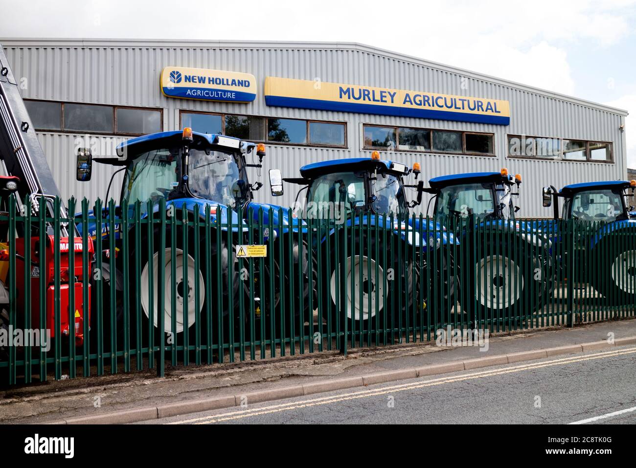 Neue Holland Traktoren zum Verkauf bei einem landwirtschaftlichen Händler, Warwick, Großbritannien Stockfoto