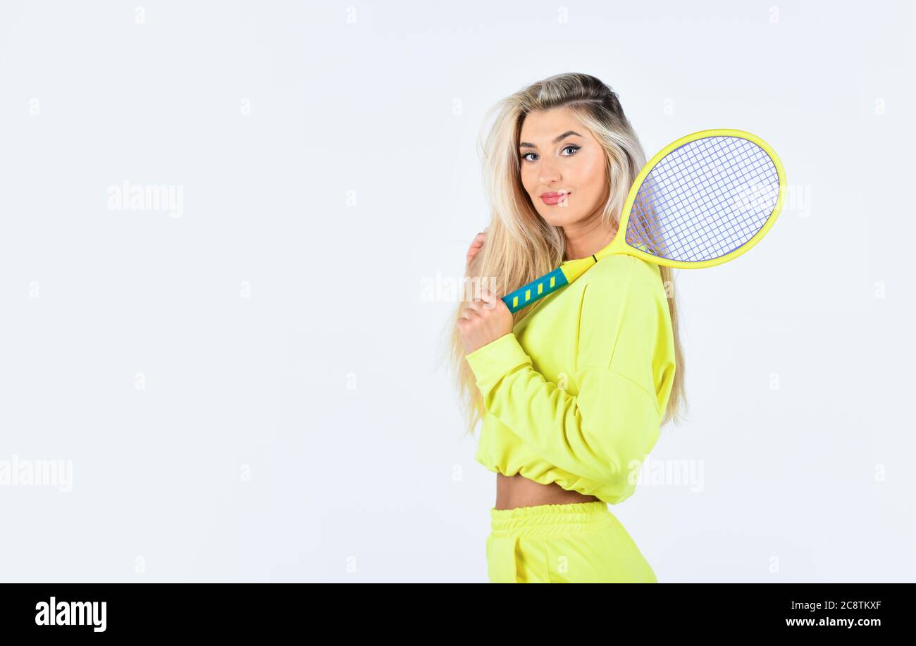 Sommeraktivitäten. Sport für die Gesundheit. Mädchen halten Tennisschläger in der Hand. Tennisclub-Konzept. Aktive Freizeit und Hobby. Tennis Sport und Unterhaltung. Mädchen spielen Tennis. Fitness-Frau. Spiel spielen. Stockfoto