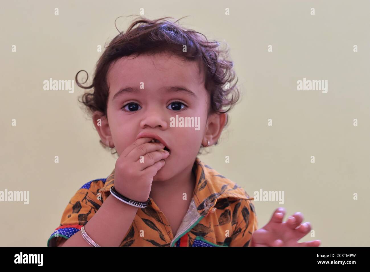 Ein Kind zu Hause essen, drinnen Porträt Stockfoto