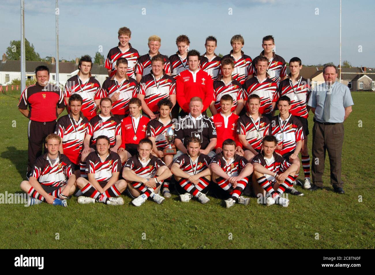 Gorseinon RFC U-16-Rennen ziehen den Ospreys Regional Cup nach ihrem Sieg über Waunarlwydd RFC U16 (31-0) im Finale am Corus Port Talbot. Ein Team, das einen jungen Leigh Halfpenny und Dan Biggar neben seiner Jugendmütze Jamie Richards zeigte Stockfoto