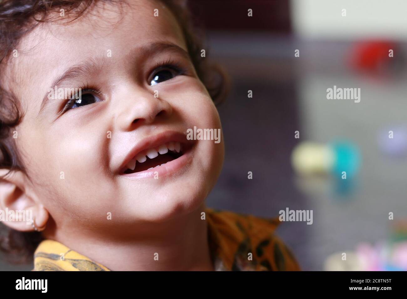 Ein Nahaufnahme Bild eines Kindes, in dem das Kind lachend gesehen wird Stockfoto
