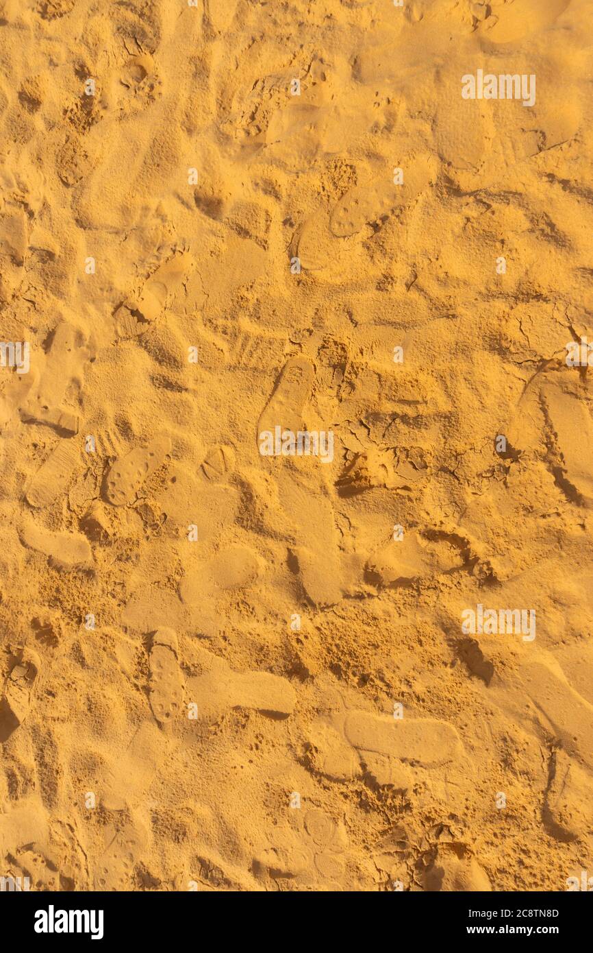 Goldener Sandhintergrund mit vielen Fußabdrücken in Mui Ne, Phan Thiet, Vietnam Stockfoto