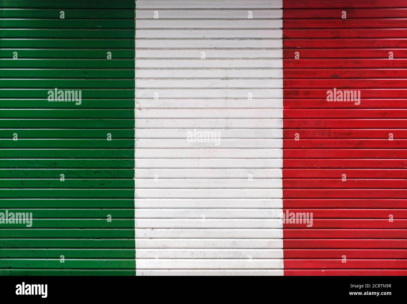 Garagentor mit italienischer Flagge bemalt Stockfoto