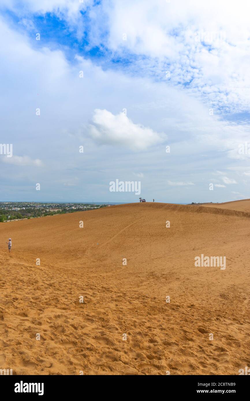 Red Sand Dunes (lokaler Name ist Doi Cat Do), auch bekannt als Golden Sand Dunes, liegt in der Nähe von Hon Rom Strand, Mui Ne, Phan Thiet Stadt. Das ist ein Anziehn Stockfoto