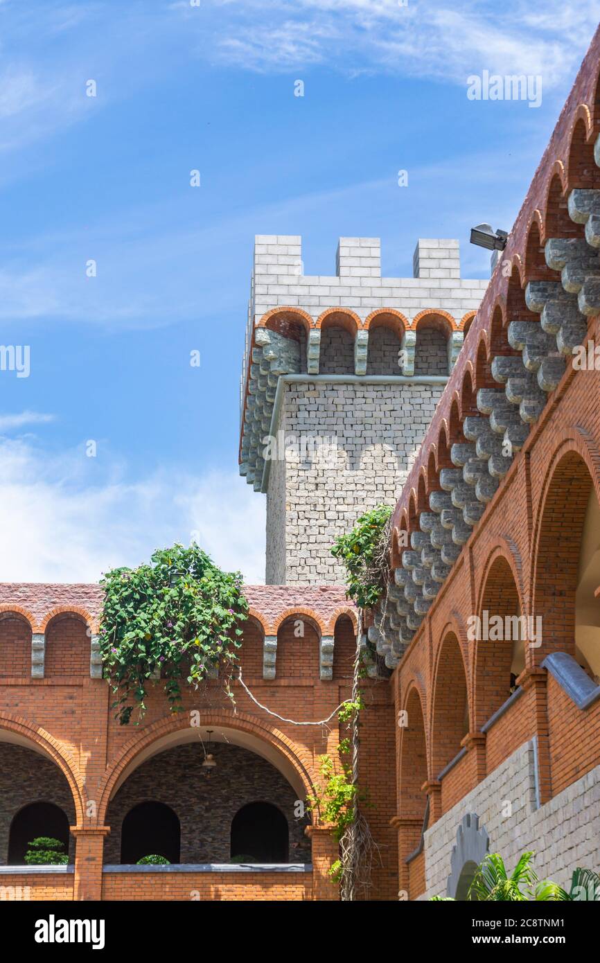 MUI Ne, Phan Thiet, Vietnam - Juli 25 2020: Rd Wine Castle (lokaler Name ist Lau dai ruou vang) ist ein beliebter Ort von Interesse für Touristen bei Sea Links Stockfoto