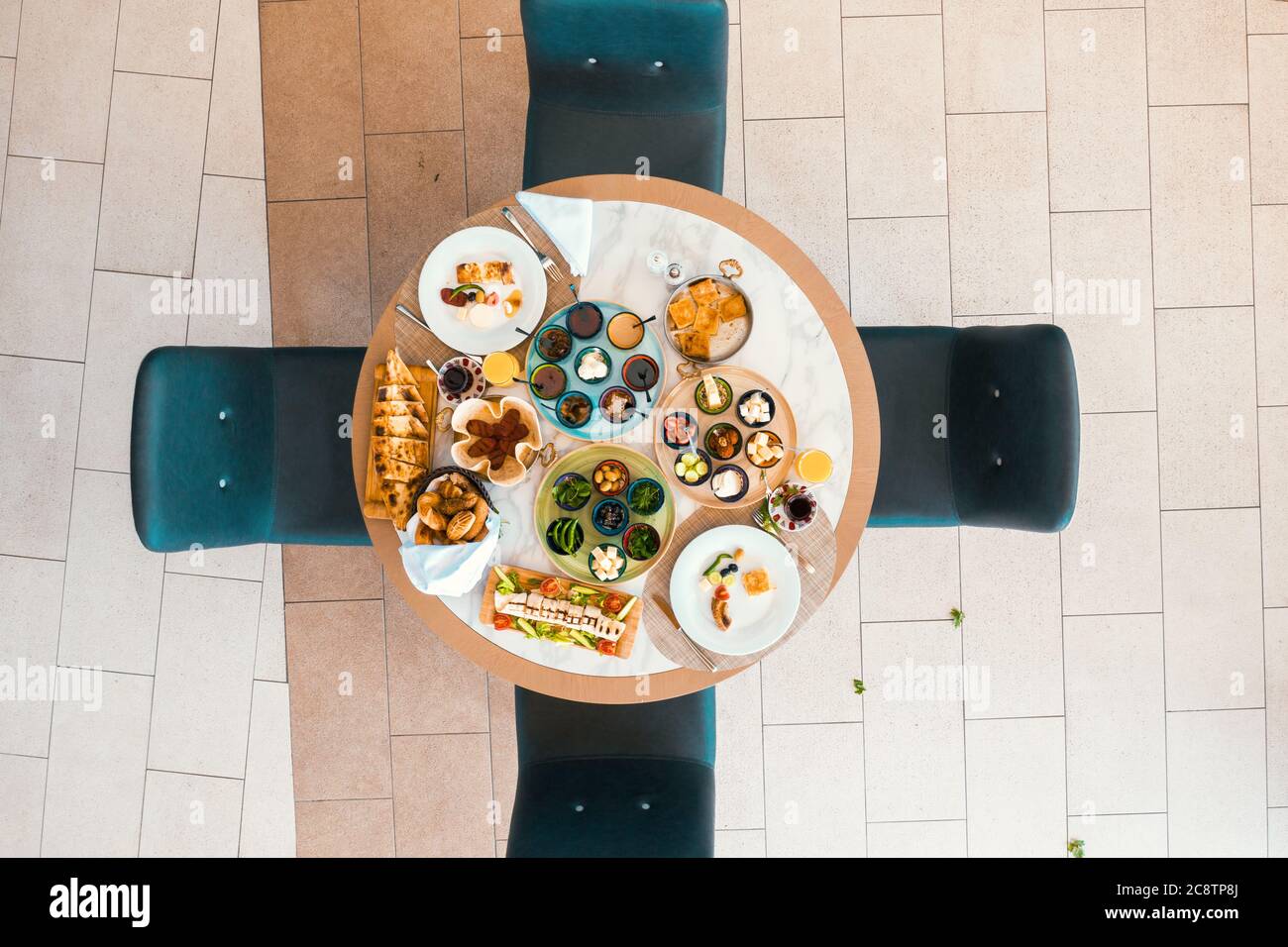 Blick von oben auf leckeres Essen mit verschiedenen Zutaten auf dem runden Tisch, in einem Restaurant oder Hotel. Hochwertige Fotos Stockfoto