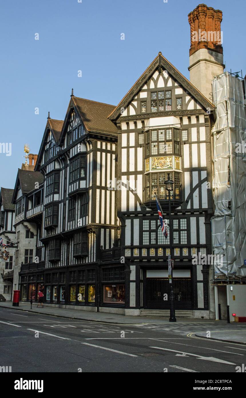 London, Großbritannien - 24. April 2020: Außenansicht des berühmten Liberty of London-Shops in Westminster. Der Einzelhändler verkauft Kleidung, Haushaltswaren, Schreibwaren, Stockfoto
