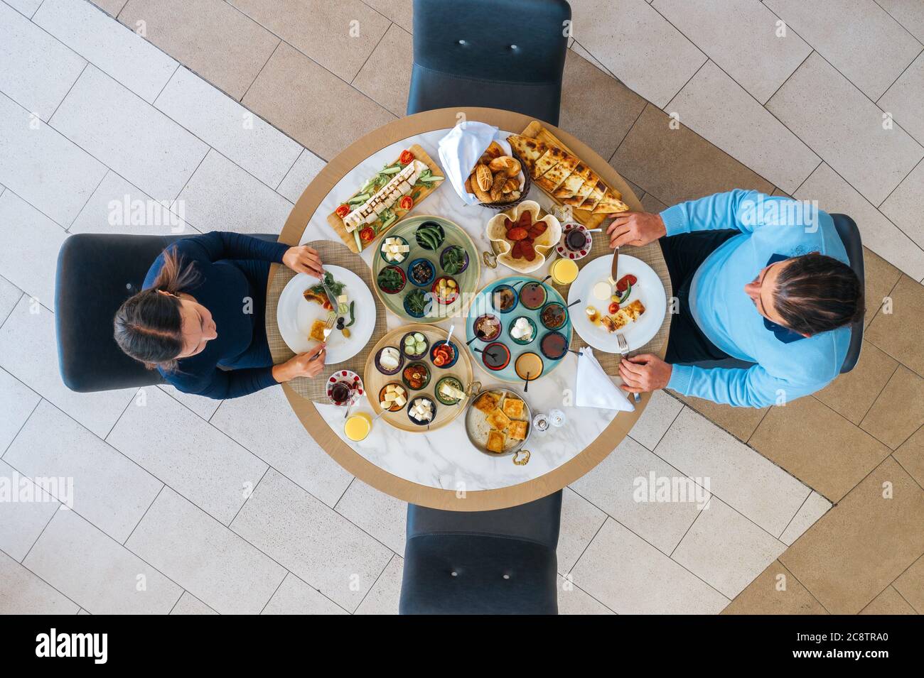 Ein Paar, das sein reichhaltiges Frühstück in einem eleganten Restaurant oder Hotel hat. Hochwertige Fotos Stockfoto Ein Paar, das sein reichhaltiges Frühstück in einem eleganten Restaurant oder Hotel hat. Hochwertige Fotos Stockfoto